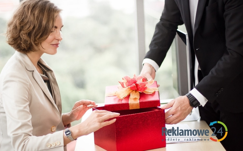 Dlaczego warto wręczać pracownikom prezenty firmowe?