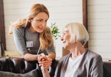 Jak wygląda praca w domu opieki dla seniorów?